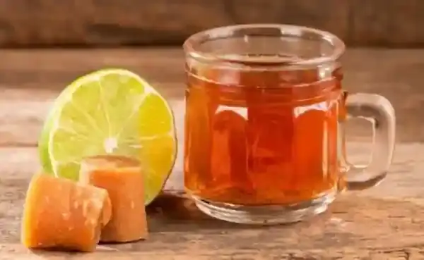 AGUA PANELA CON LIMON
